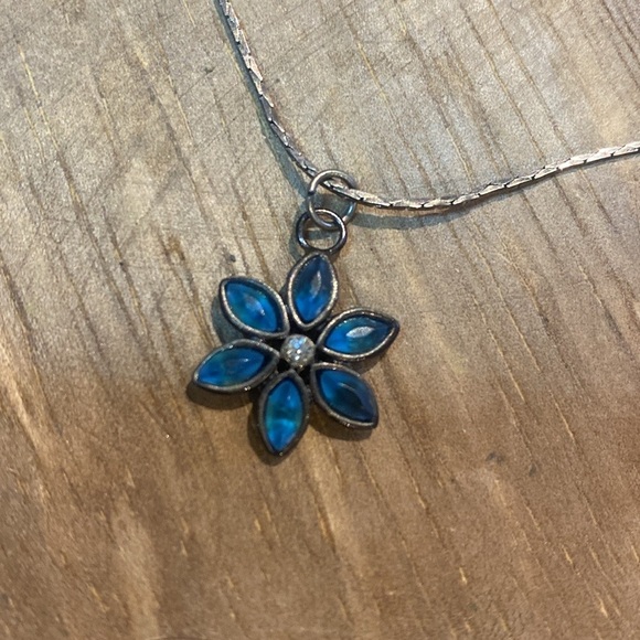 Flower necklace (shorter style good for layering) - Picture 1 of 6